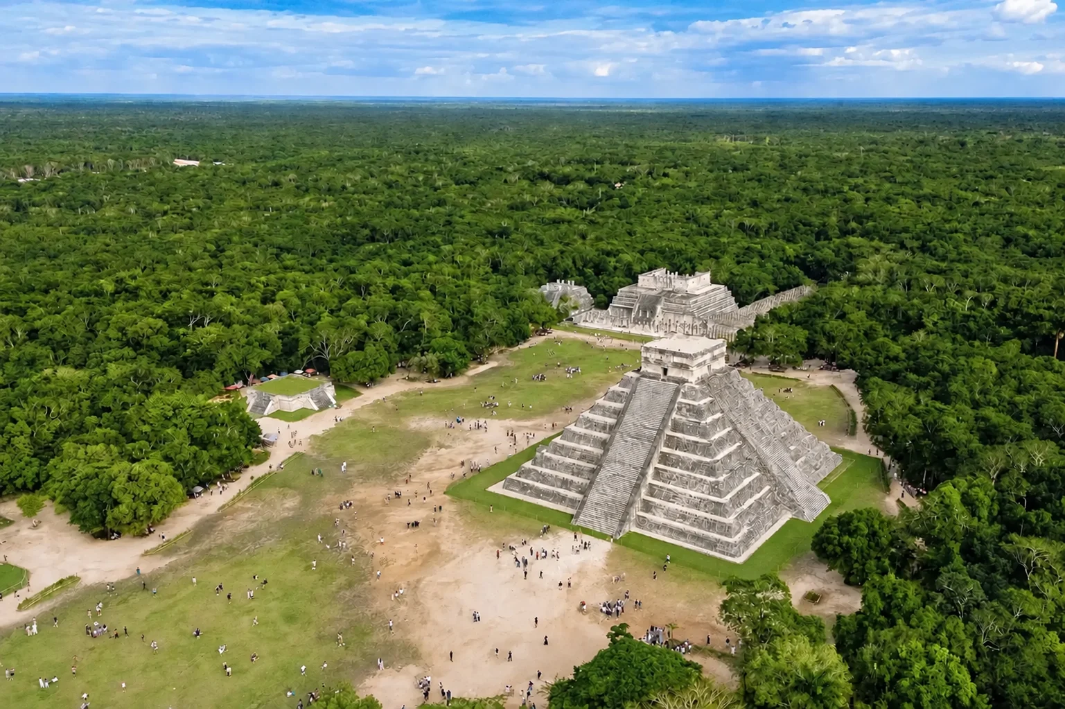 Luftaufnahme der kompletten El Castillo Pyramide in Chichen Itza
