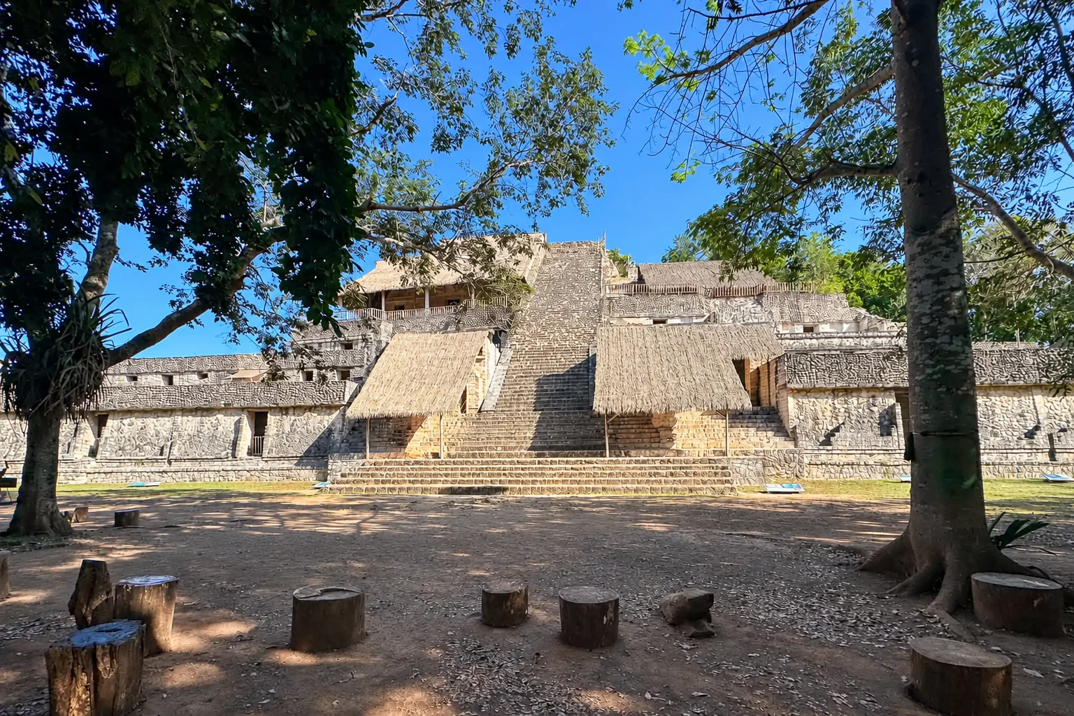 Die Akropolis und ihre zentrale Treppe in Ek Balam