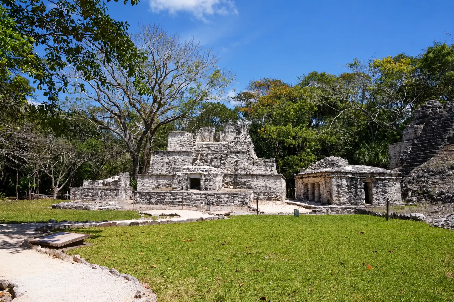 Maya-Tempel und umliegender Wald an der archäologischen Stätte von Muyil