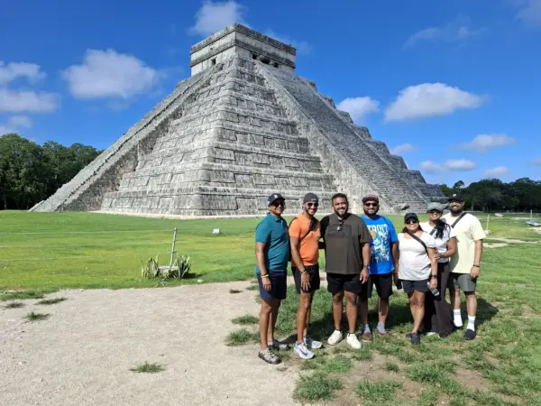 Gäste vor El Castillo auf einer Chichen Itza Express Privattour