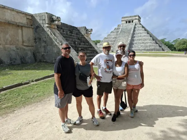 Gäste bei den Ruinen und El Castillo auf einer Chichen Itza Privattour